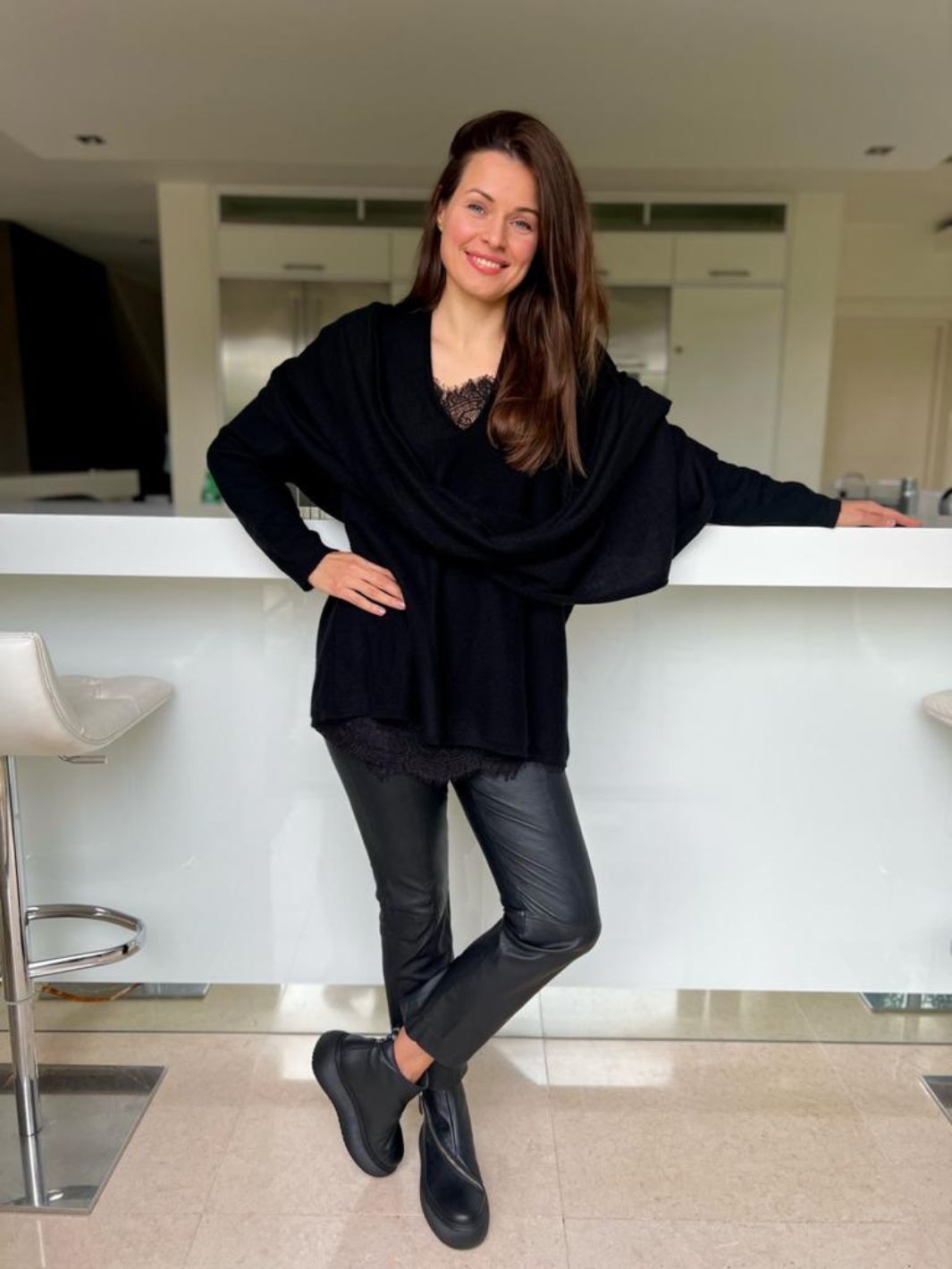 Cashmere by Kate Knitwear One Size Cashmere Oversize V-Neck Sweater in Black