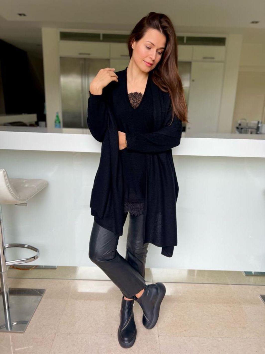 Cashmere by Kate Knitwear One Size Cashmere Oversize V-Neck Sweater in Black