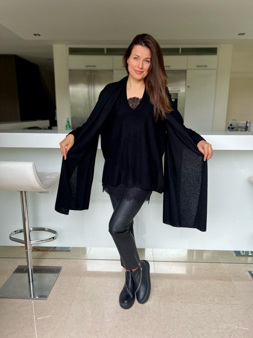Cashmere by Kate Knitwear One Size Cashmere Oversize V-Neck Sweater in Black