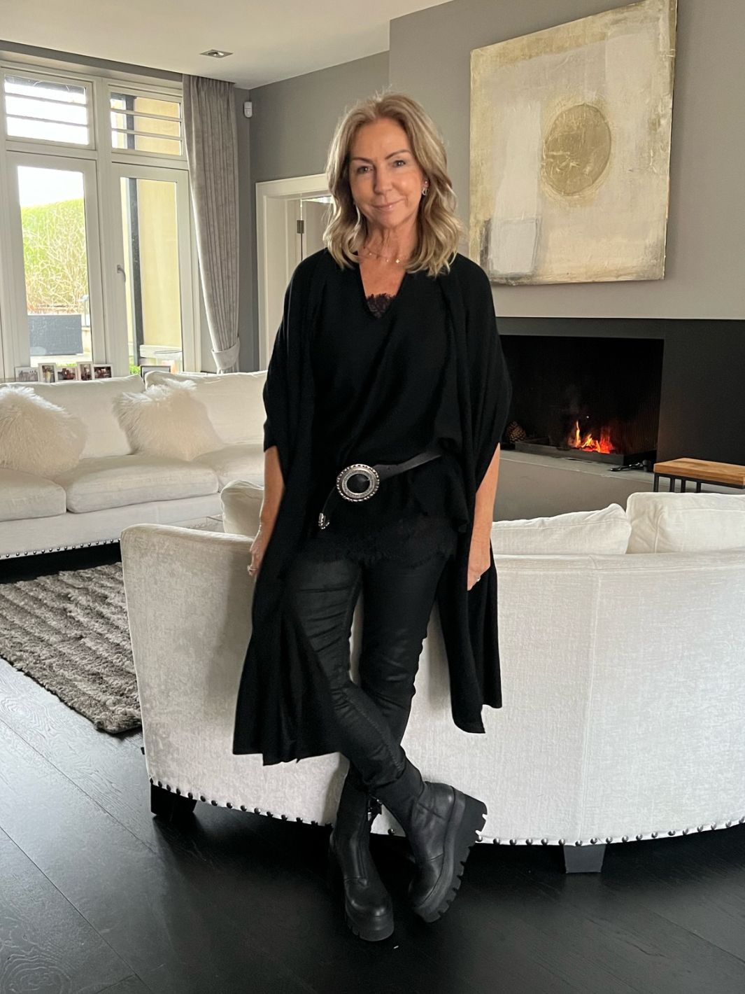 Cashmere by Kate Knitwear One Size Cashmere Oversize V-Neck Sweater in Black