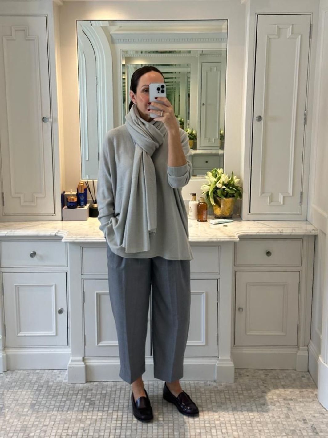 Cashmere by Kate Knitwear One Size Cashmere Oversize V-Neck Sweater in Maison Grey