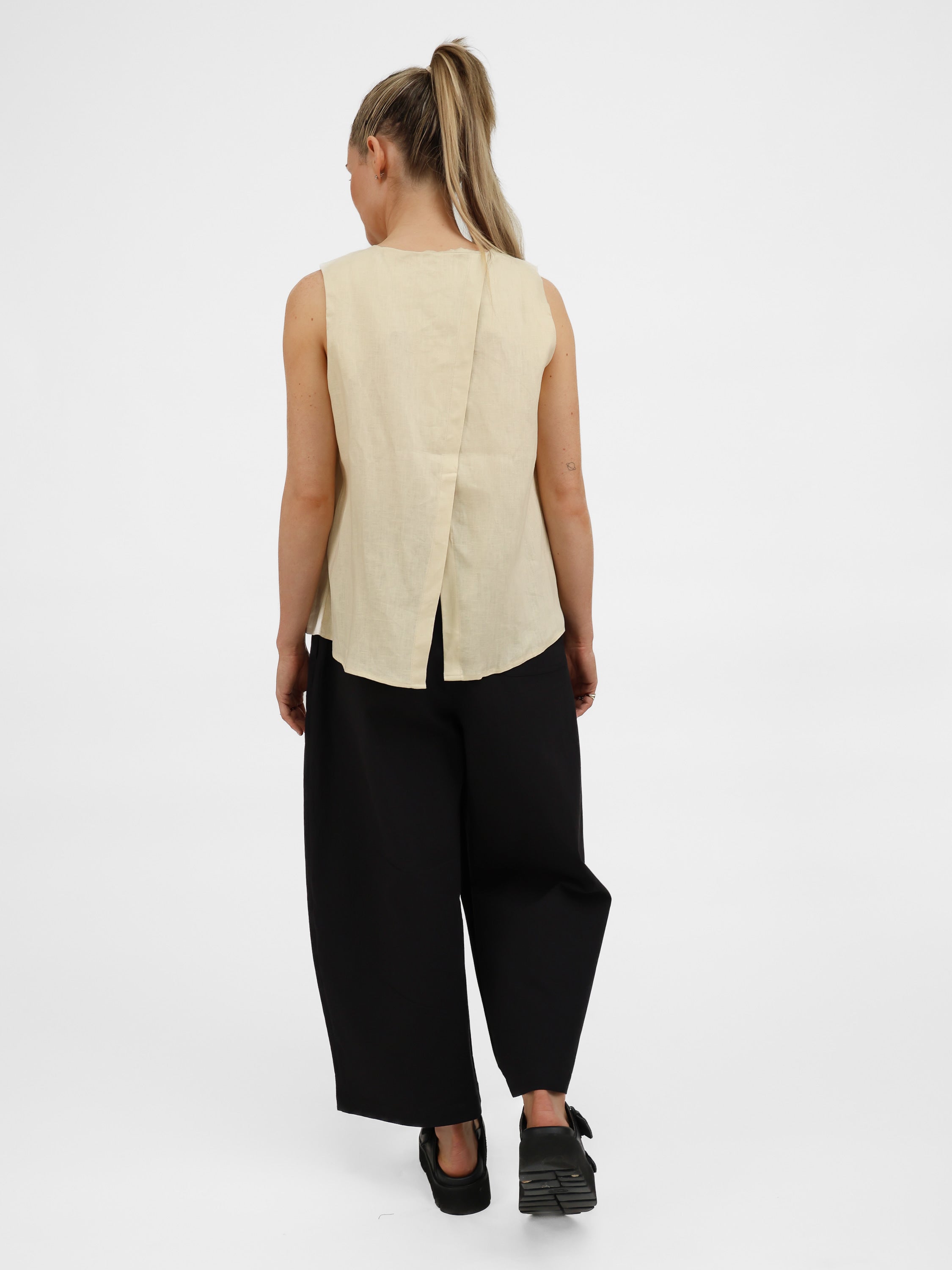 Diffusion by Kate Top One Size Ruth Pure Linen Pleat Back Top in Vanilla