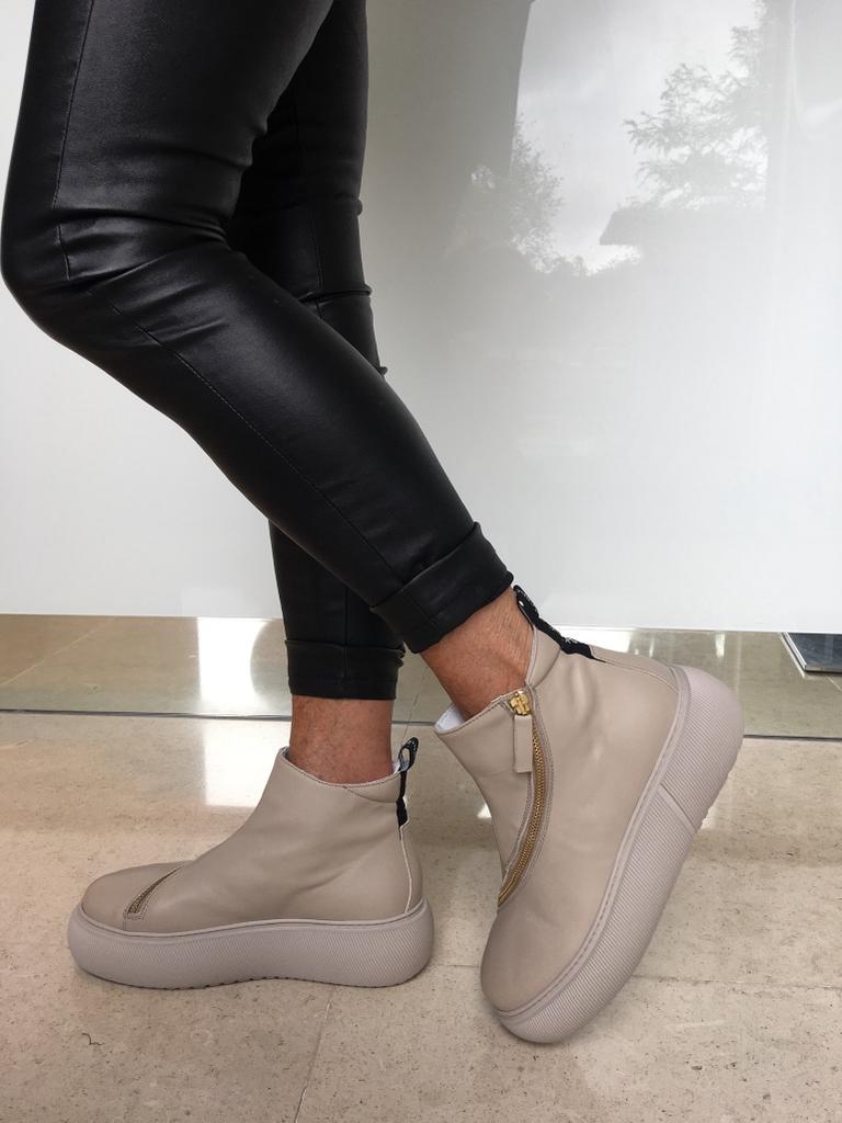Nude of Scandinavia Boots Nude of Scandinavia Hedda Zipped Boots in Latte