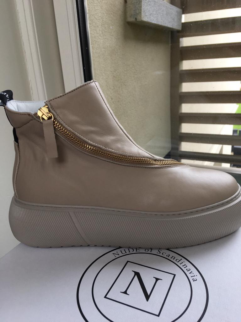Nude of Scandinavia Boots Nude of Scandinavia Hedda Zipped Boots in Latte