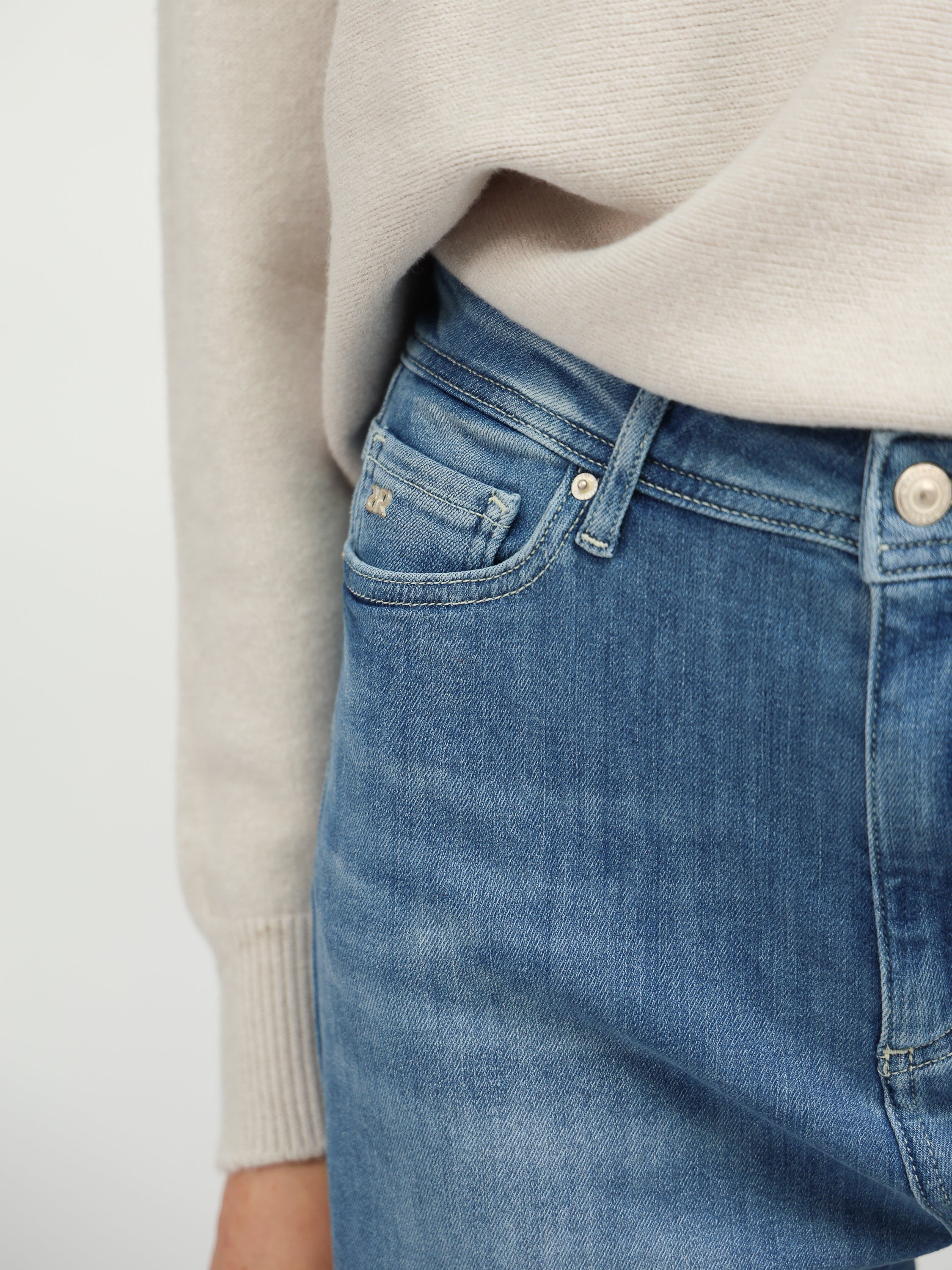 Raffaello Rossi Jeans Hanni 7/8 Authentic Stretch Denim in Pale Denim