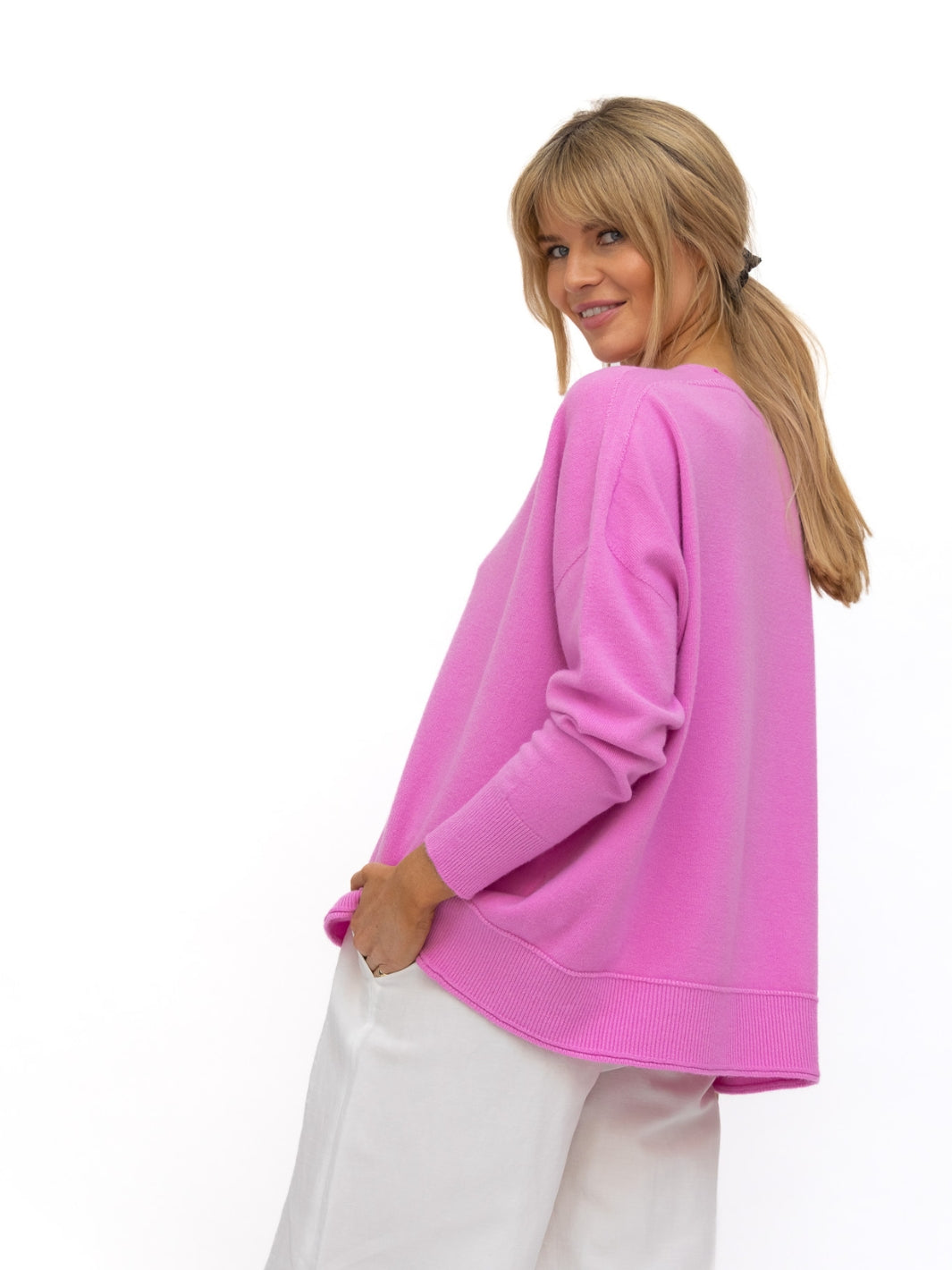 Diffusion by Kate Knitwear One Size Sienna V Neck Sweater In Peony Pink