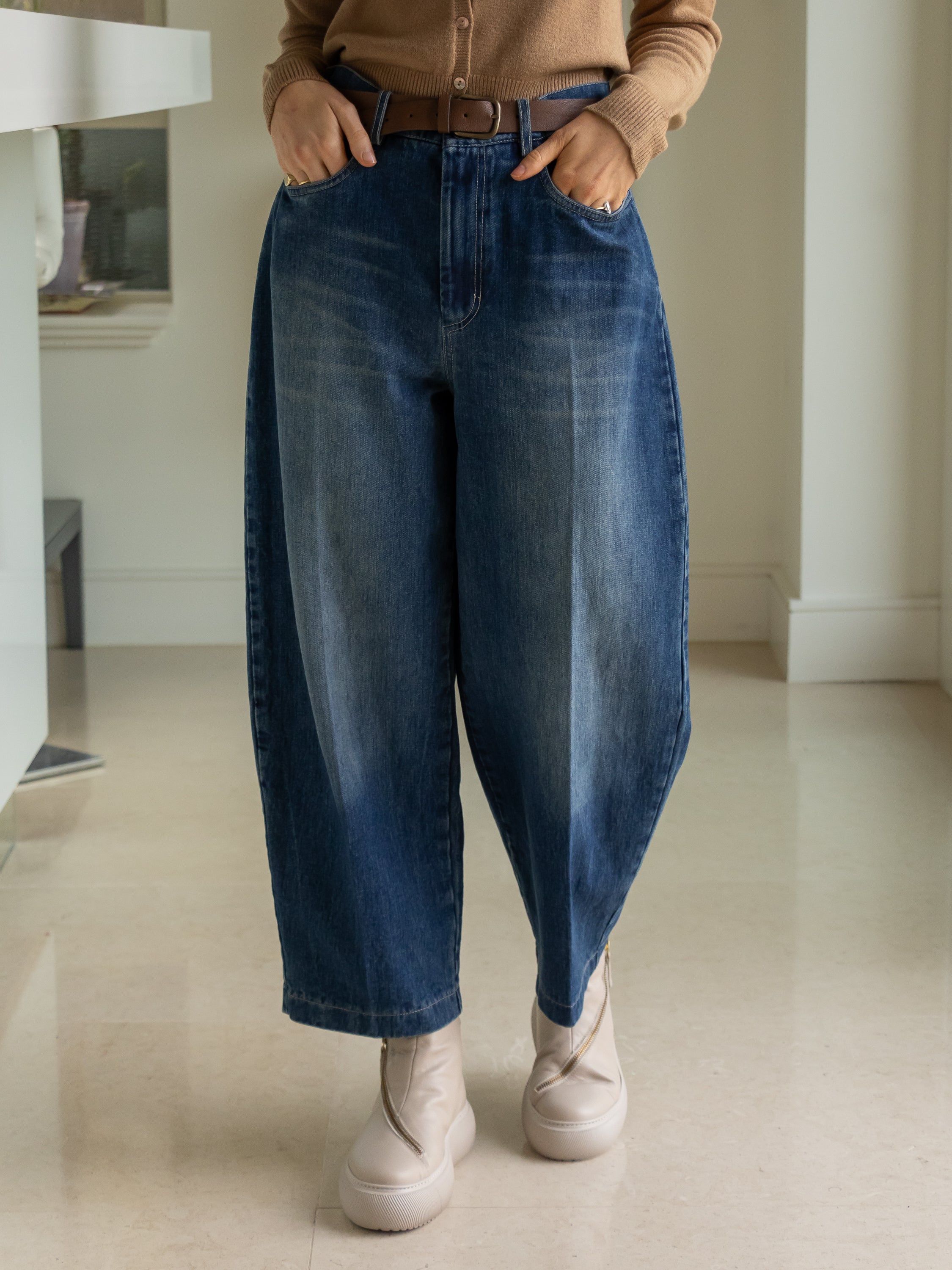 Italian Collection Jeans Barrel Leg Cropped Jeans in Faded Blue Wash