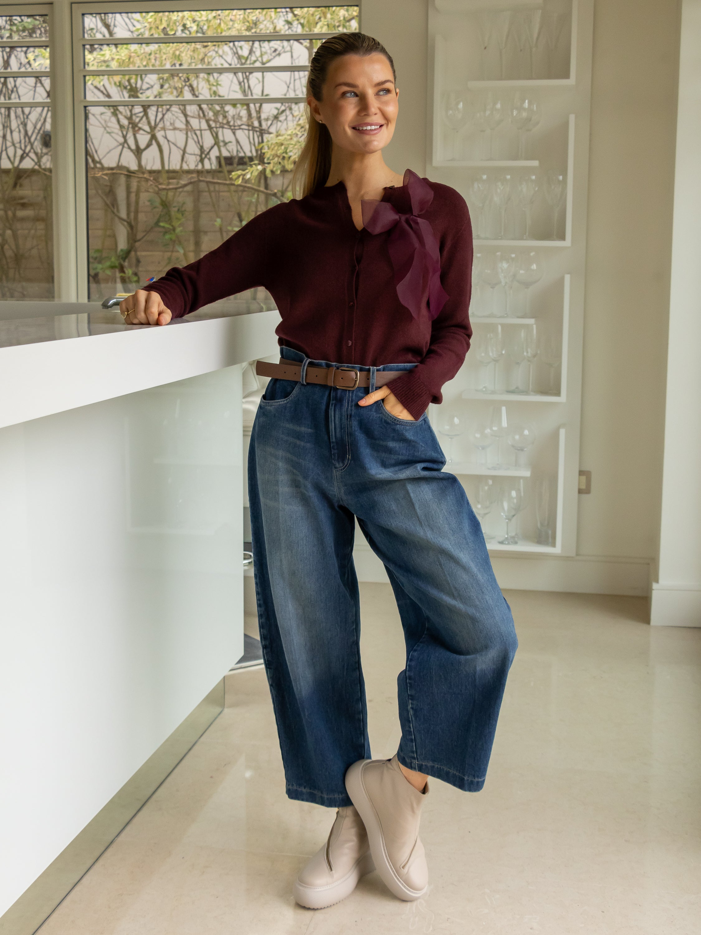 Italian Collection Jeans Barrel Leg Cropped Jeans in Faded Blue Wash