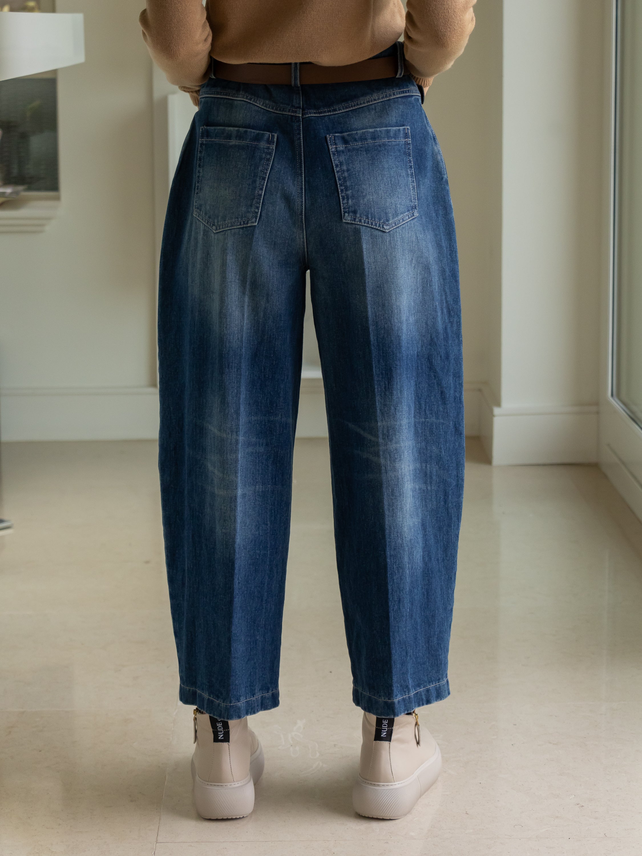 Italian Collection Jeans Barrel Leg Cropped Jeans in Faded Blue Wash