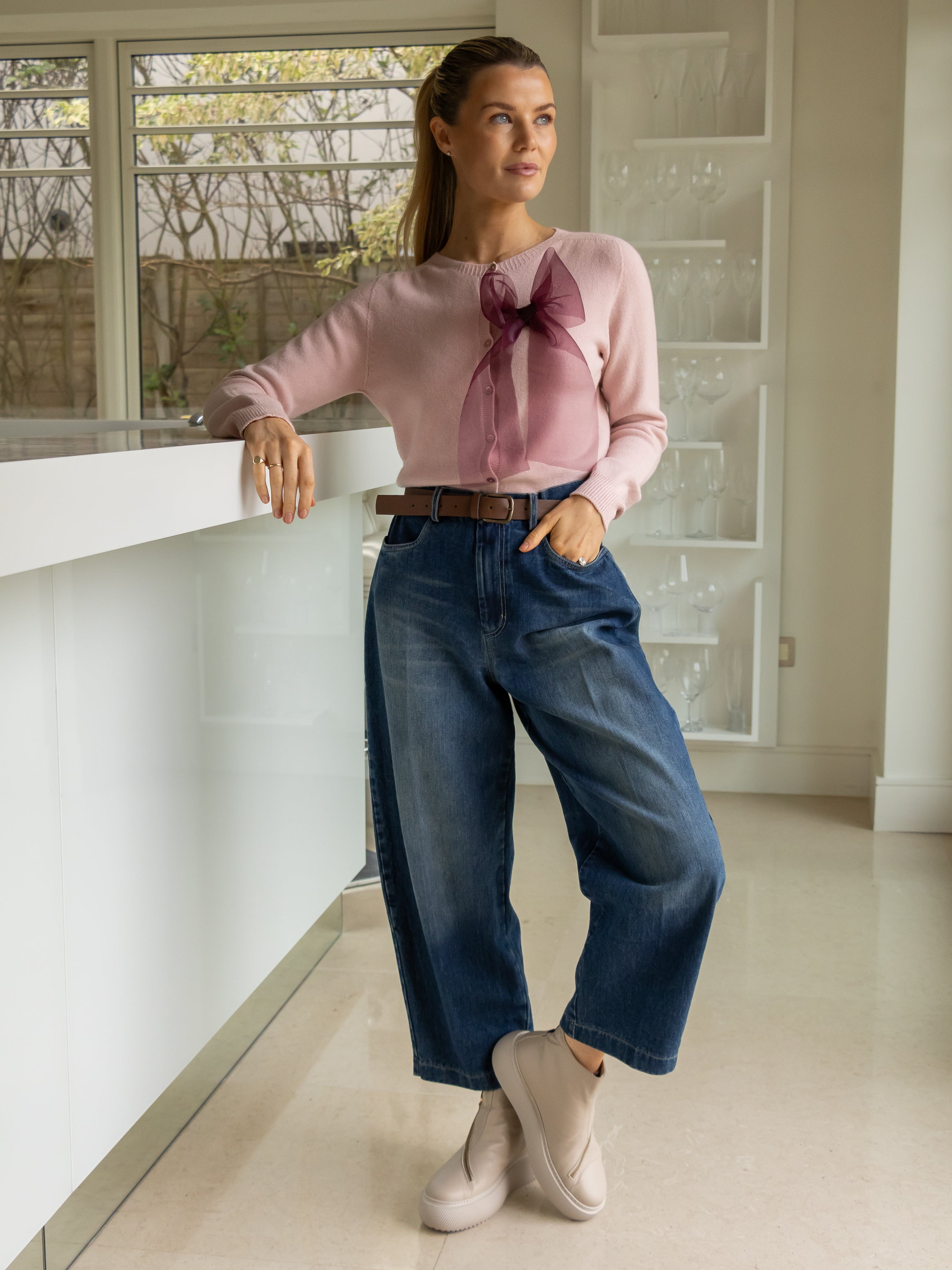 Italian Collection Jeans Barrel Leg Cropped Jeans in Faded Blue Wash
