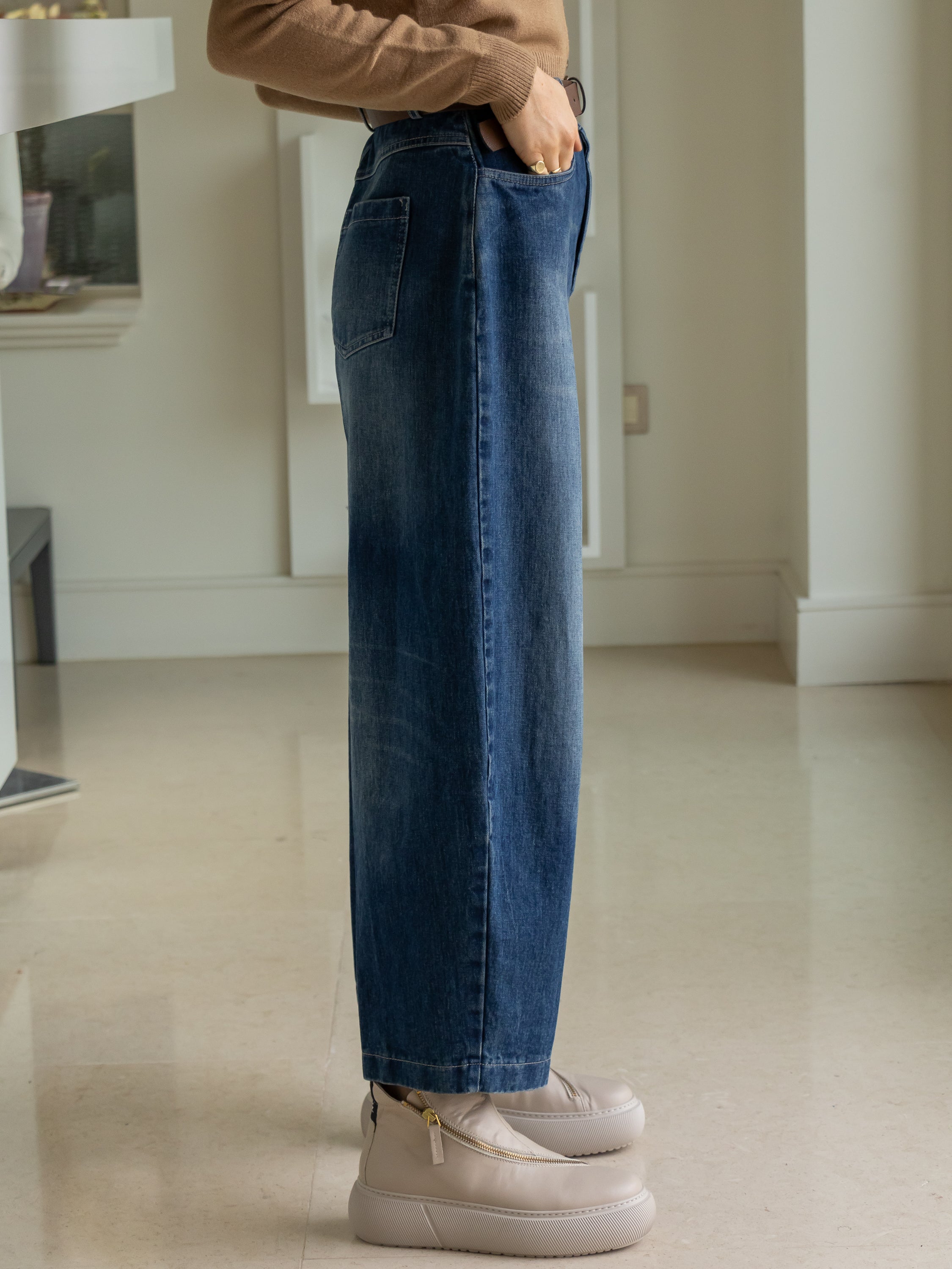 Italian Collection Jeans Barrel Leg Cropped Jeans in Faded Blue Wash