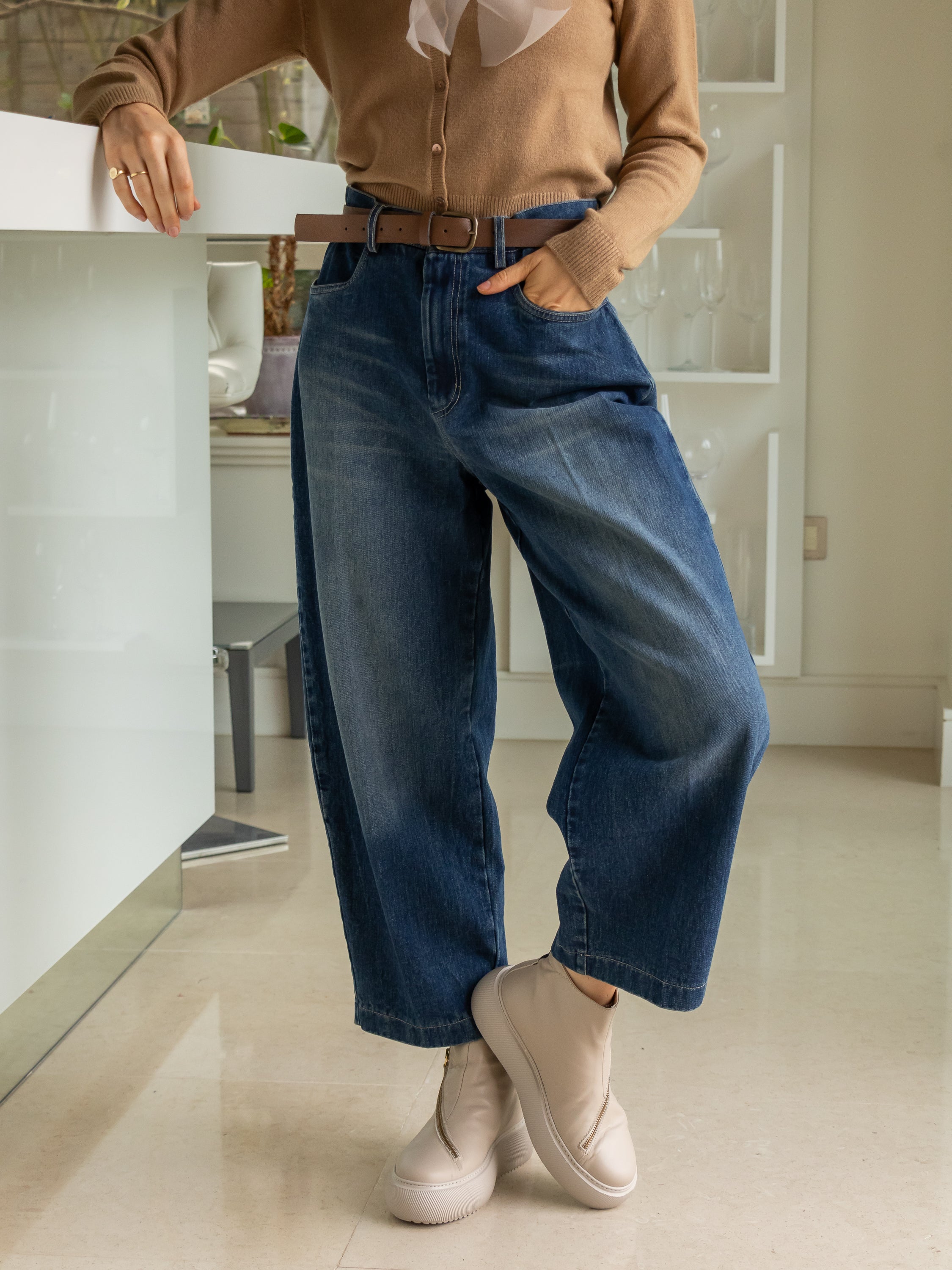 Italian Collection Jeans Barrel Leg Cropped Jeans in Faded Blue Wash