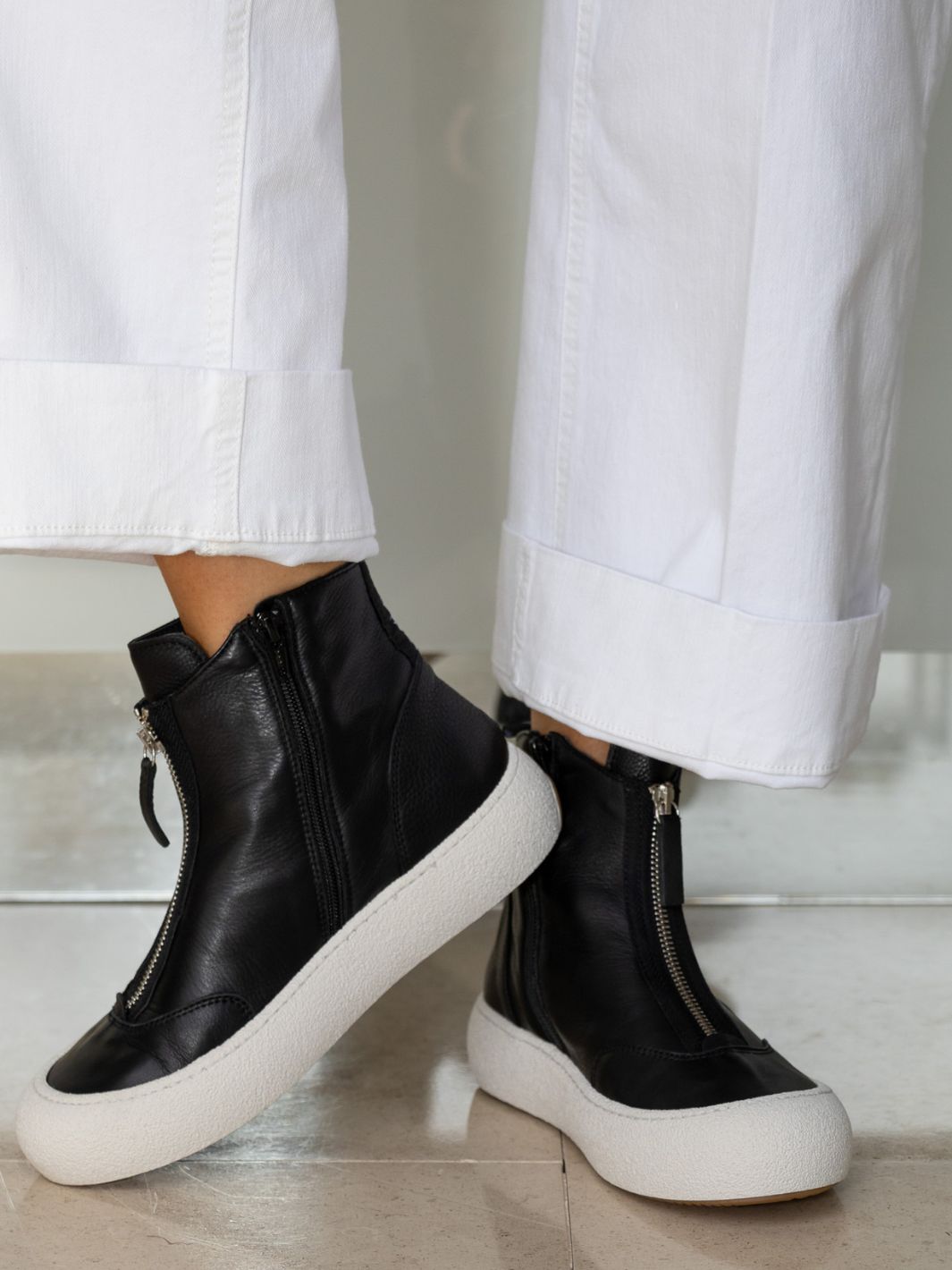 Nude of Scandinavia Retro High top Sneakers in Black